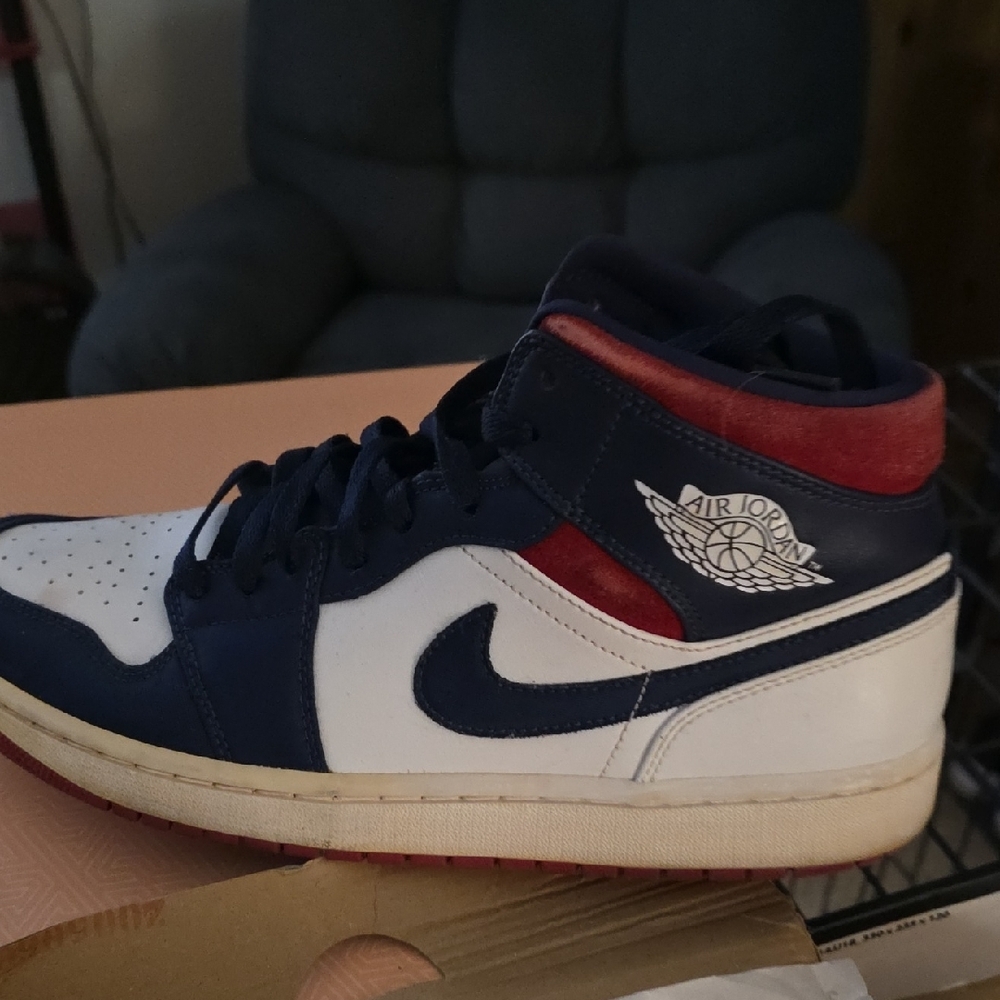 Size 10.5 Jordan Air Jordan 1 Mid SE White and University Red - Picture 8 of 9